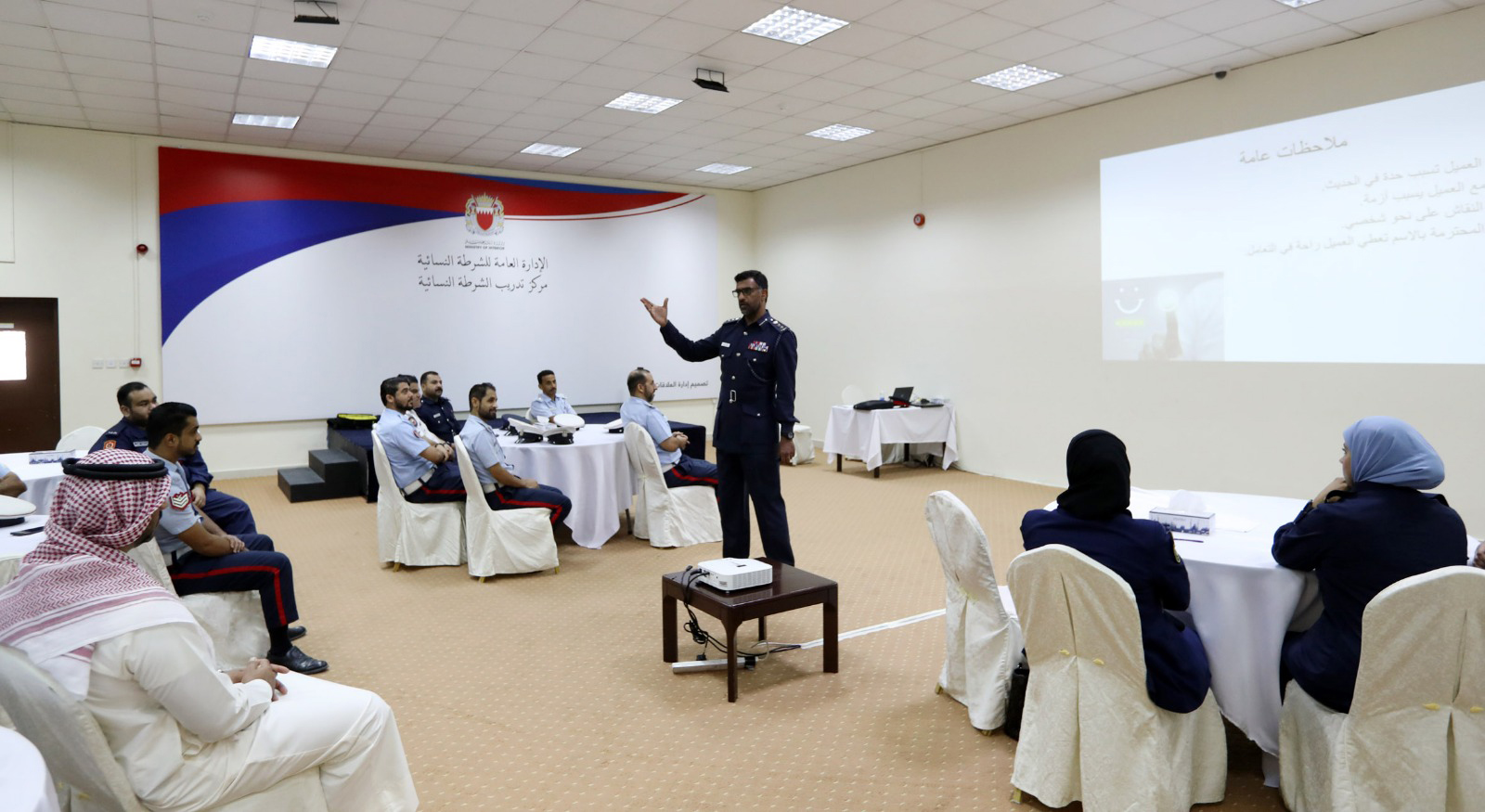 مديرية شرطة محافظة المحرق تنفذ برنامجها التدريبي المتخصص في مجال خدمة العملاء<